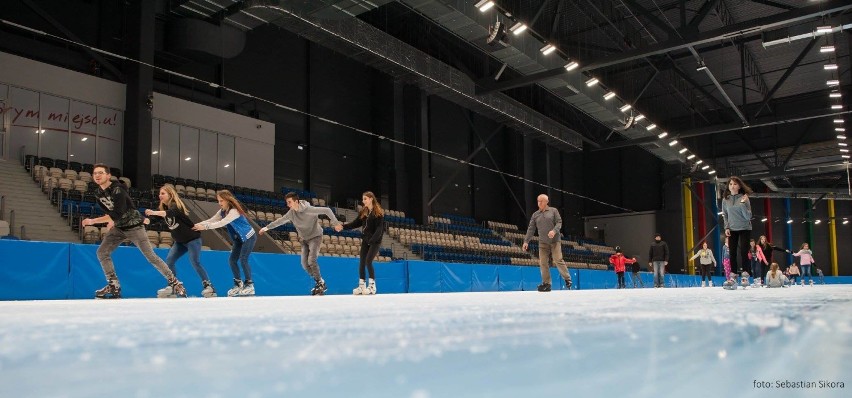 Arena Lodowa w Tomaszowie Mazowieckim otwarta dla mieszkańców. Rozpoczęły się ślizgawki [GODZINY+CENY]