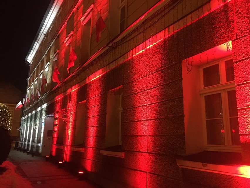Budynek Urzędu Miasta i Gminy w Pleszewie w biało - czerwonych barwach na 103. rocznicę wybuchu Powstania Wielkopolskiego