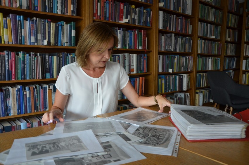 Agnieszka Kazberuk prezentuje zdjęcia ze zbiorów biblioteki....