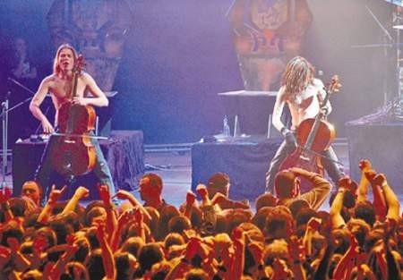 Na scenie popularna grupa Apocalyptica.