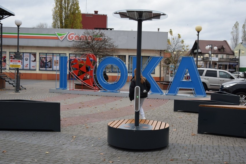 Multimedialna ławka w Ostrołęce. Ławka stanęła przy scenie koło Kupca. To inwestycja z budżetu obywatelskiego