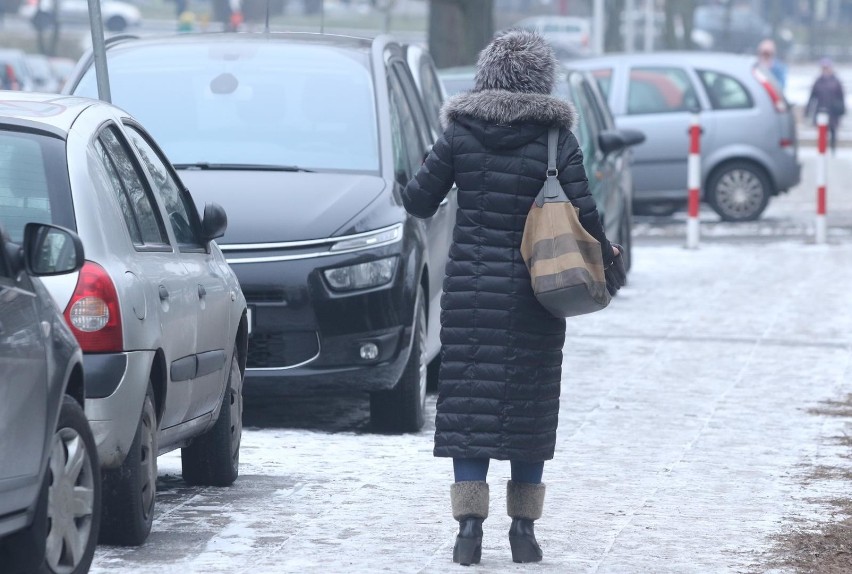 Pogoda w Warszawie. Oficjalne ostrzeżenie! Zamarznięte i śliskie ulice oraz chodniki. Uważajcie na drogach