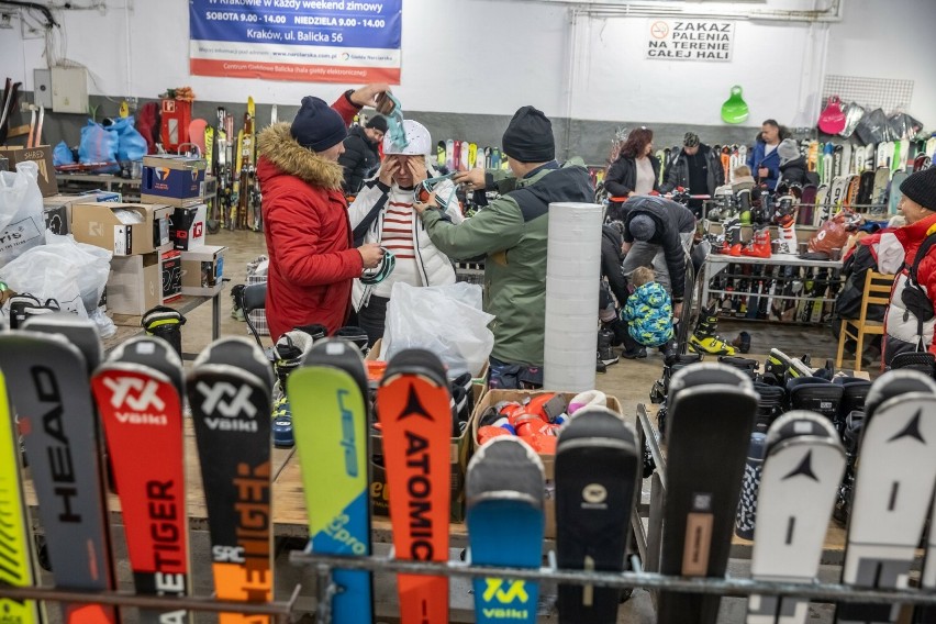 Weekendowa giełda narciarska w Krakowie. Narty z alpejskich stoków, buty z nowinkami technologicznymi