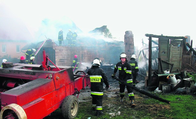 Strażacy z KP PSP wspierani przez jednostki  OSP  ponad pięć godzin walczyli z  pożarem dużej stodoły