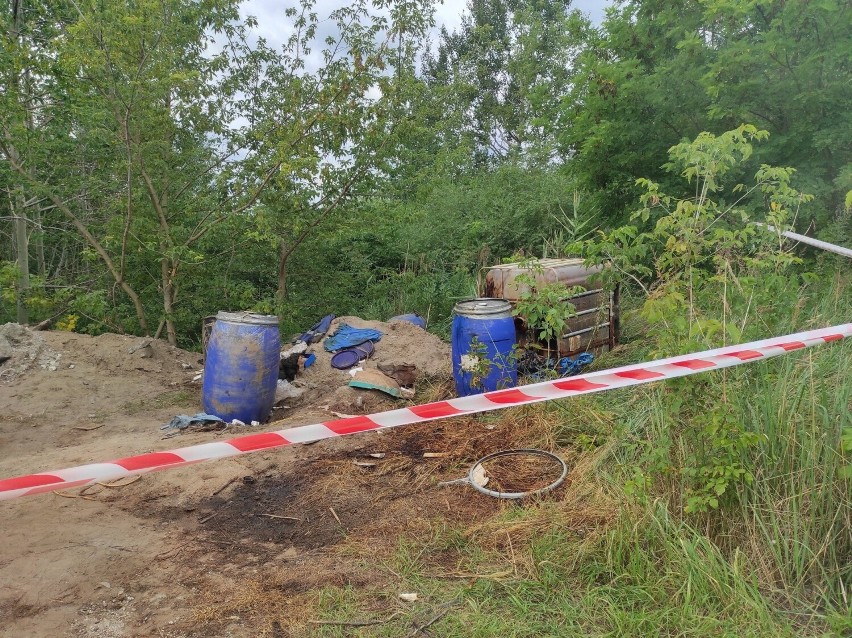Odpady w beczkach znalezione przy ul. Wapiennej w Toruniu.