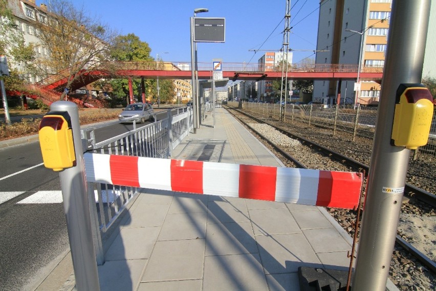 Nowe przejście i przystanek tramwajowy - stan na piątek 12...