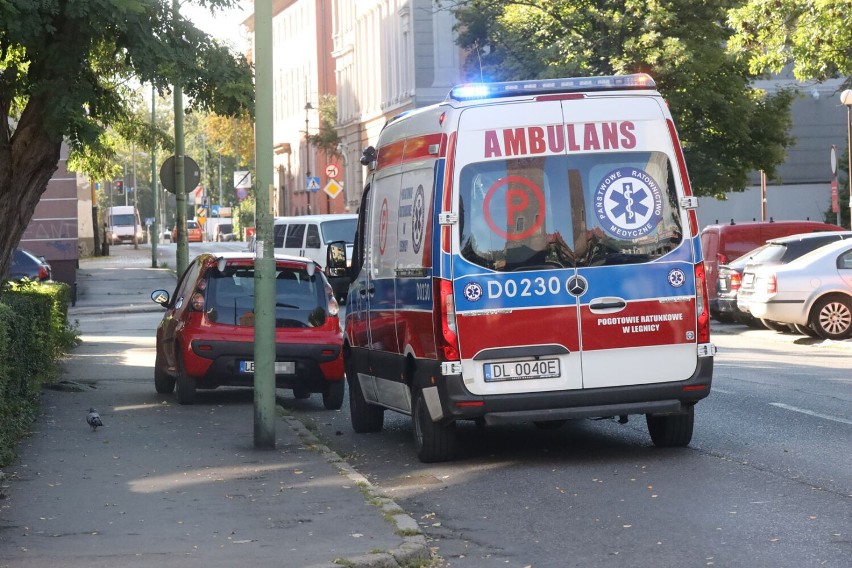 Wypadek na ulicy Chojnowskiej w Legnicy, poszkodowane dwie kobiety na pasach