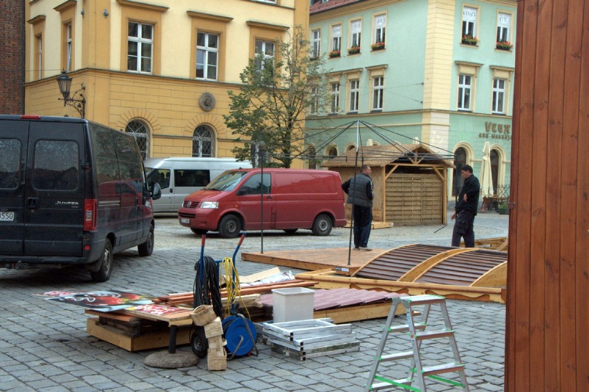 Koniec Jarmarku Świętojańskiego. Demontują budki i szorują bruk (ZDJĘCIA)