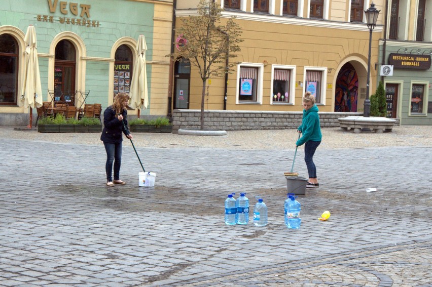 Koniec Jarmarku Świętojańskiego. Demontują budki i szorują bruk (ZDJĘCIA)