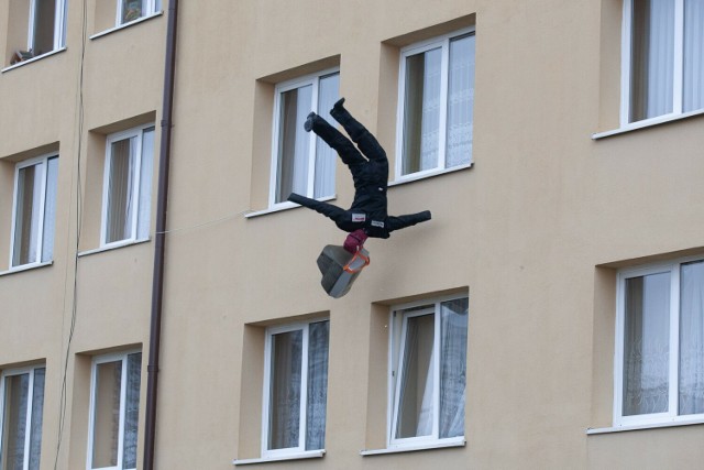 Eksperyment procesowy przeprowadzony przez prokuratora w Hotelu Słupsk w sprawie zabójstwa z użyciem telewizora