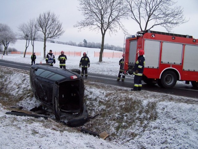 Wypadek w Lidzbarku Warmińskim. Auto dachowało w rowie