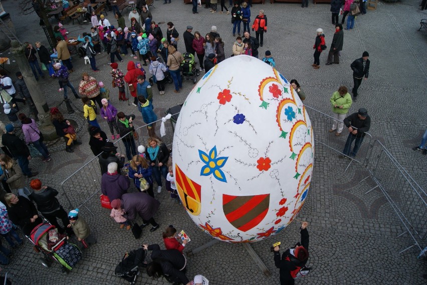 Malowanie ogromnego jajka wielkanocnego w Lądku-Zdroju