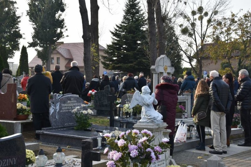 Wszystkich Świętych 2019: Tłumy parafian na cmentarzu...