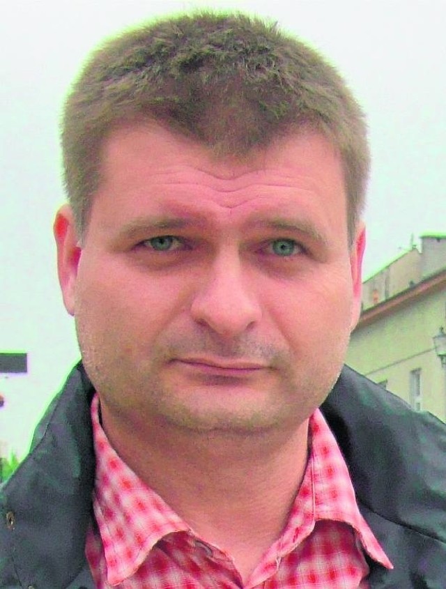 Lokalny bloger polityczny o pseudonimie "Dziadunio" to Marcin Gładysz. W wyborach samorządowych wspierał kontrkandydata Ewy Filipiak, Jacka Jończyka.