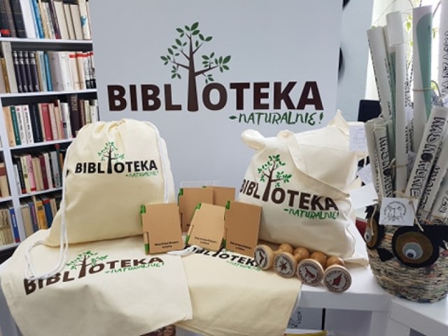 "Zagubiona szajka Nadmorskiego Mikołajka" to gra przygotowana przez usteckich bibliotekarzy. Dzięki niej, bawiąc się można lepiej poznać Ustkę. Uczestnicy mogą również liczyć na eko-nagrody.