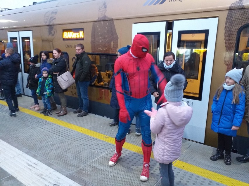 Koleje Śląskie i Spider-Man na dworcu Jaworzno Szczakowa. To wycieczka do Krakowa ZDJĘCIA