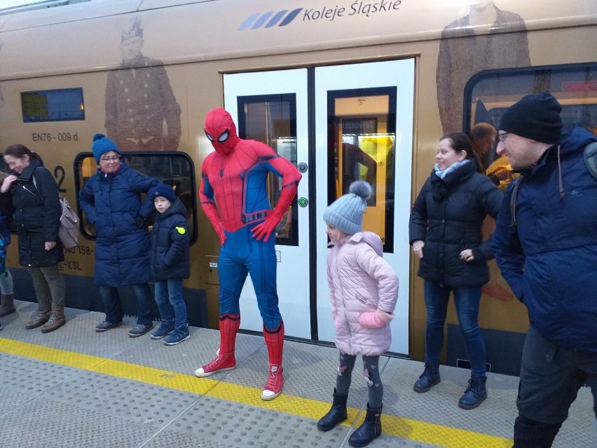 Koleje Śląskie i Spider-Man na dworcu Jaworzno Szczakowa. To wycieczka do Krakowa ZDJĘCIA