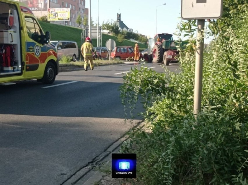 Na miejsce zadysponowano dwa zastępy straży pożarnej z...