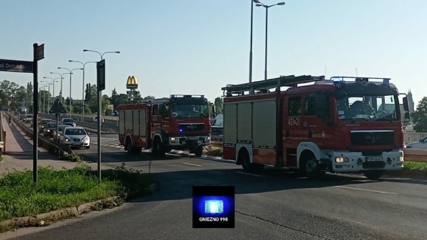 Na miejsce zadysponowano dwa zastępy straży pożarnej z...