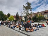 Wielkie czytanie na rynku w Myślenicach. Dzieci i dorośli chwycili za książki i udowodnili "jak nie czytam, jak czytam"