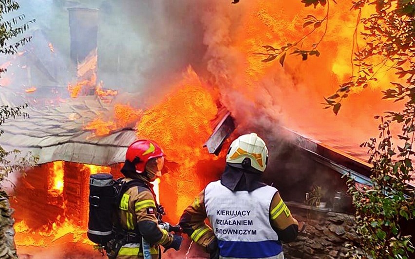 Groźny pożar pod Przehybą. Z ogniem walczyło 10 jednostek strażackich. Spłonął Sopatowiec, znany wśród turystów dom