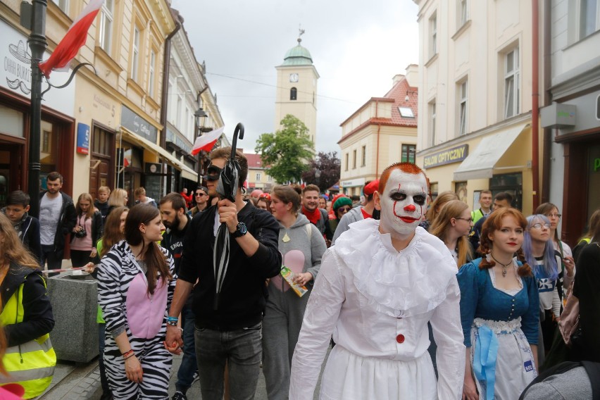 Barwny korowód przeszedł przez Rzeszów. Tak studenci rozpoczęli KultURalia 2019!