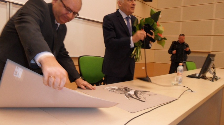 Jerzy Buzek ze studentami na AJD  ZNAJDŹ SIĘ na zdjęciach