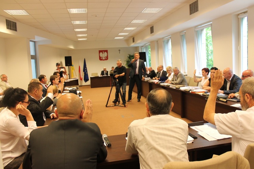 Absolutorium dla zarządu powiatu tomaszowskiego udzielone. Trzech radnych przeciw