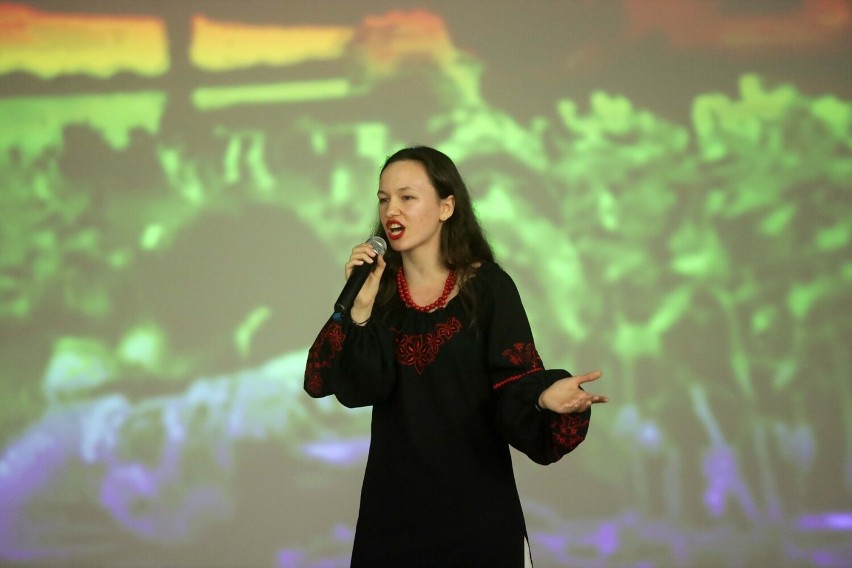 Legnica: Spektakl  "Swatanie na Honczariwce", dochód przeznaczony będzie na pomoc dla Ukrainy, zdjęcia