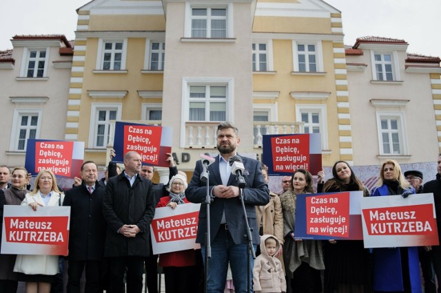 Mateusz Kutrzeba jest absolwentem LO im. Króla Władysława Jagiełły w Dębicy oraz Uniwersytetu Rzeszowskiego.