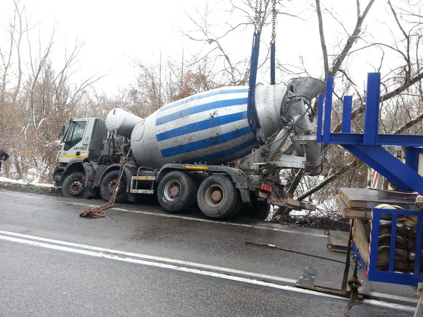 Puławy: Wyciąganie betoniarki z rowu (zdjęcia)