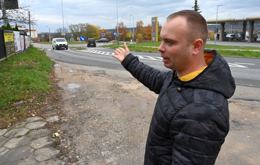 Wypadek na skrzyżowaniu Warszawskiej z Sikorskiego w Kielcach. Z impetem wbił się autem w ogrodzenie posesji i dachował. Zobacz wideo