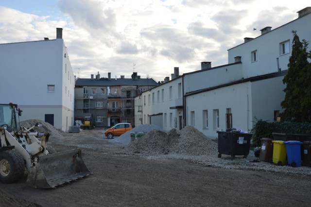 Ulica Sieradzka w Zduńskiej Woli zmienia oblicze. Kilka kamienic przechodzi remont