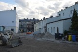 Ulica Sieradzka w Zduńskiej Woli zmienia oblicze. Kilka kamienic przechodzi remont ZDJĘCIA