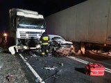Wypadek na DK 74 w Jaksonku (gm. Aleksandrów). Zderzenie trzech ciężarówek i dwóch samochodów osobowych. Trzy osoby ranne