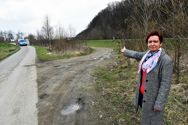 500 metrów  drogi to dla nich jedyna alternatywa przed pułapkami czyhającymi na  starej drodze