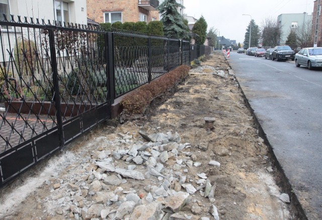 Wzdłuż ulicy Lechickiej na radomskich Glinicach trwa budowa nowego chodnika. Potrwa do połowy grudnia tego roku.