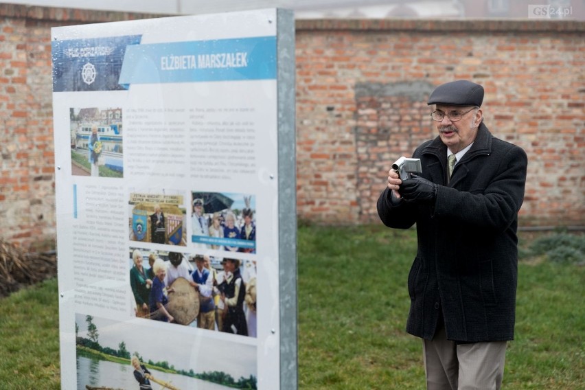 Nowy skwer na Łasztowni otwarty. Stanęły tam wyjątkowe tablice [ZDJĘCIA]