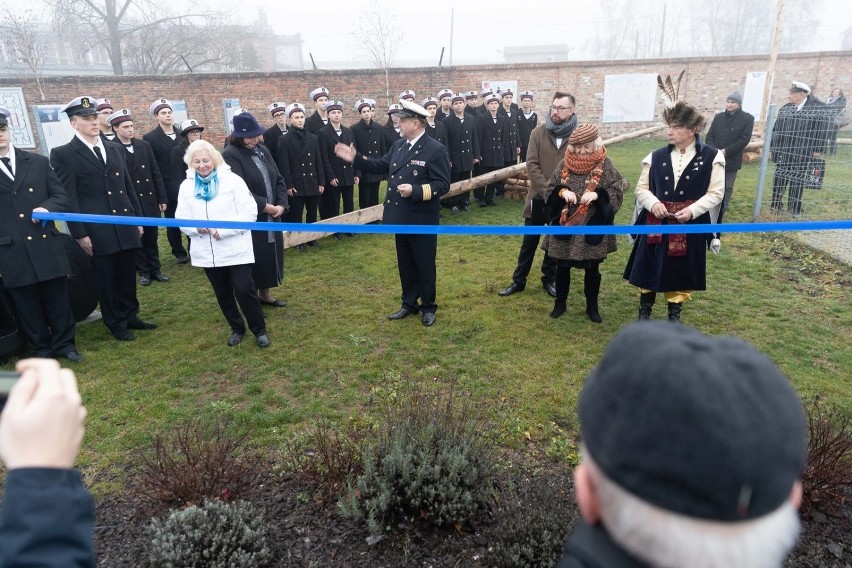 Nowy skwer na Łasztowni otwarty. Stanęły tam wyjątkowe tablice [ZDJĘCIA]