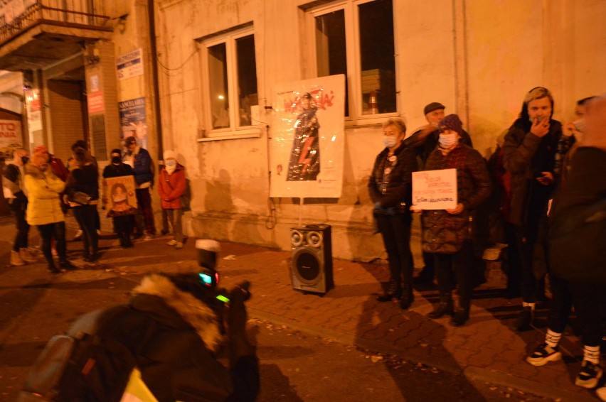 Strajk Kobiet w Tomaszowie. Protestowali w obronie praw kobiet, policja skutecznie uniemożliwiła przejście przez miasto [ZDJĘCIA, FILM] 