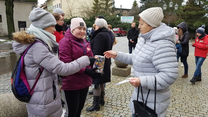 WOŚP 2019 Strzelce Opolskie. 115 wolontariuszy kwestuje w mieście. Do godz. 14.00 zebrali 53 tys. zł