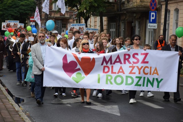 W niedzielę 24 czerwca ulicami Nowej Soli przeszedł IV Marsz dla Życia i Rodziny. Po mszy św. ok. godz. 15.00 spod kościoła p.w. św. Józefa Rzemieślnika wierni wyruszyli wraz z księżmi ze wszystkich parafii w mieście  do parku „Wodny Świat”. Parafialna orkiestra „Fermata Band” prowadziła ich ulicami: Wyszyńskiego, Wojska Polskiego, Grota-Roweckiego, Zjednoczenia, Moniuszki i Aleją Wolności. Nie przeszkadzał im padający od czasu do czasu letni deszczyk. A w „Wodnym Świecie” odbył się Piknik Rodzinny. Jak było? Zobaczcie zdjęcia. 

Pierwszy Marsz dla Życia i Rodziny odbył się w 2006 roku w Warszawie. Przez 13 lat, organizacji marszu podjęło się ponad 150 miast i miejscowości, a z każdym rokiem ta liczba się powiększa. W tym roku  hasło przewodnie marszów brzmi „Polska rodziną silna!”. Podkreśla ono zasadniczą rolę rodzin w budowaniu przyszłości ojczyzny. 

WIDEO: "Polska rodziną silna!". Marsz dla Życia i Rodziny w Warszawie


źródło: TVN24/x-news