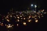 Wieczór na cmentarzu przy Legnickiej w Głogowie. Po zmroku rozświetliły go tysiące zniczy
