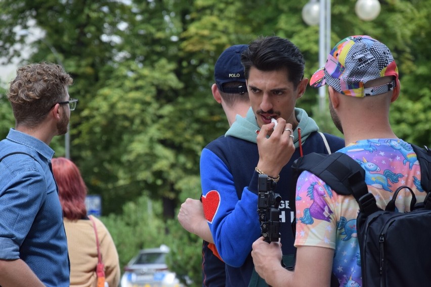 Kolorowy marsz równości 2022 w Częstochowie. Czwarta edycja wyruszyła spod Jasnej Góry