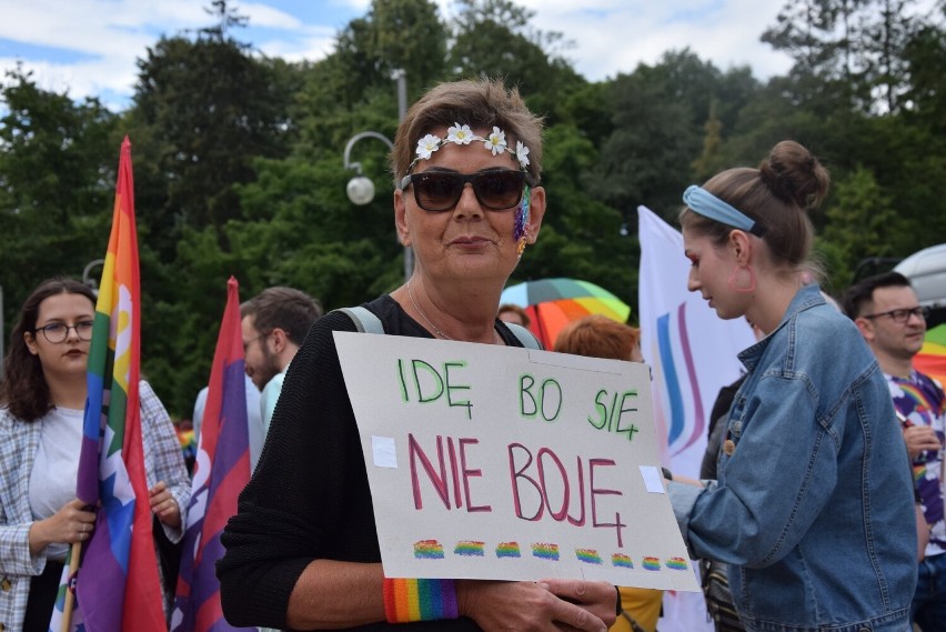 Kolorowy marsz równości 2022 w Częstochowie. Czwarta edycja wyruszyła spod Jasnej Góry