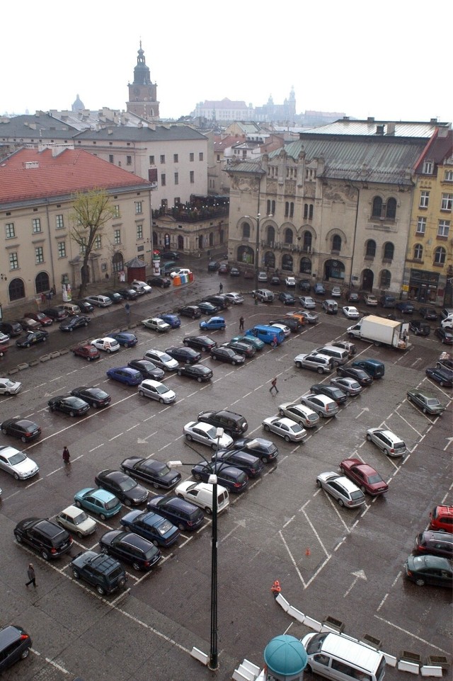 15 lat temu Kraków wyglądał zupełnie inaczej. Np. na placu Szczepańskim parkowały samochody