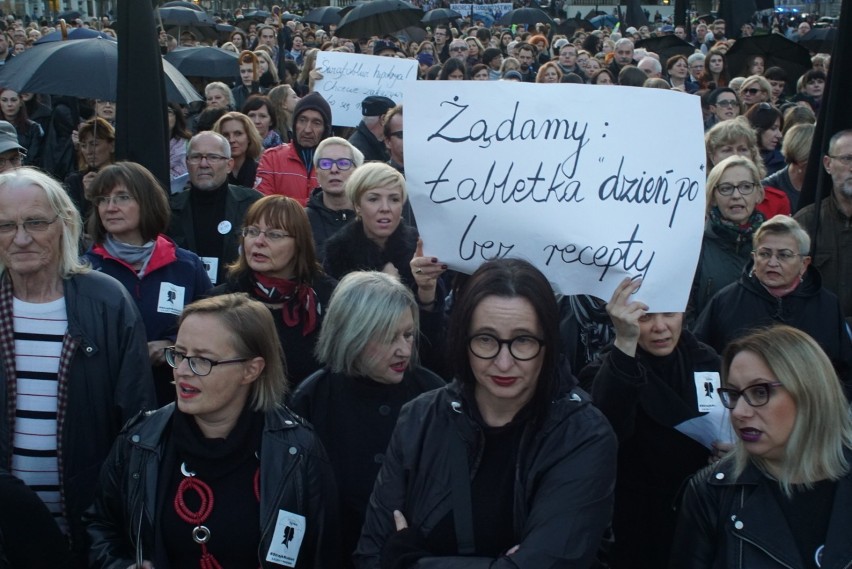 Czarny Wtorek w Poznaniu: Dwie demonstracje na placu Wolności [ZDJĘCIA]