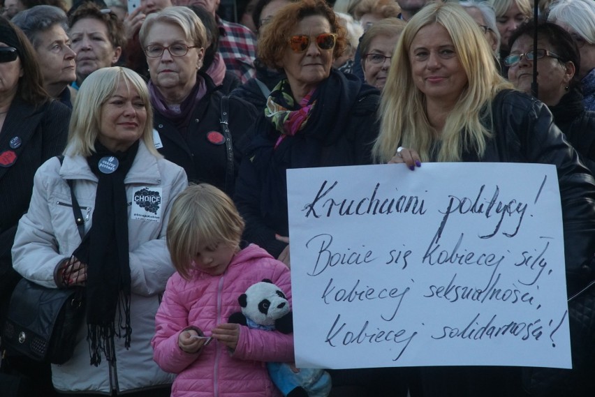 Czarny Wtorek w Poznaniu: Dwie demonstracje na placu Wolności [ZDJĘCIA]