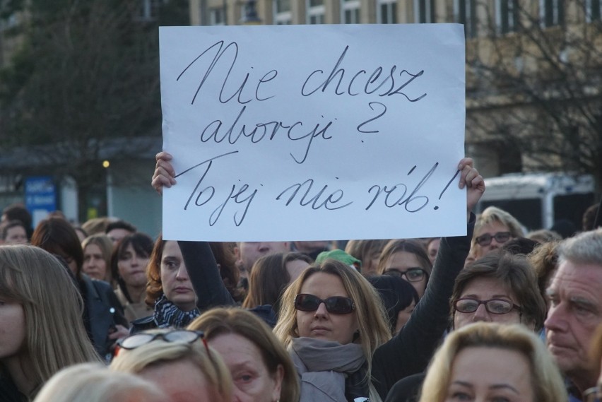 Czarny Wtorek w Poznaniu: Dwie demonstracje na placu Wolności [ZDJĘCIA]