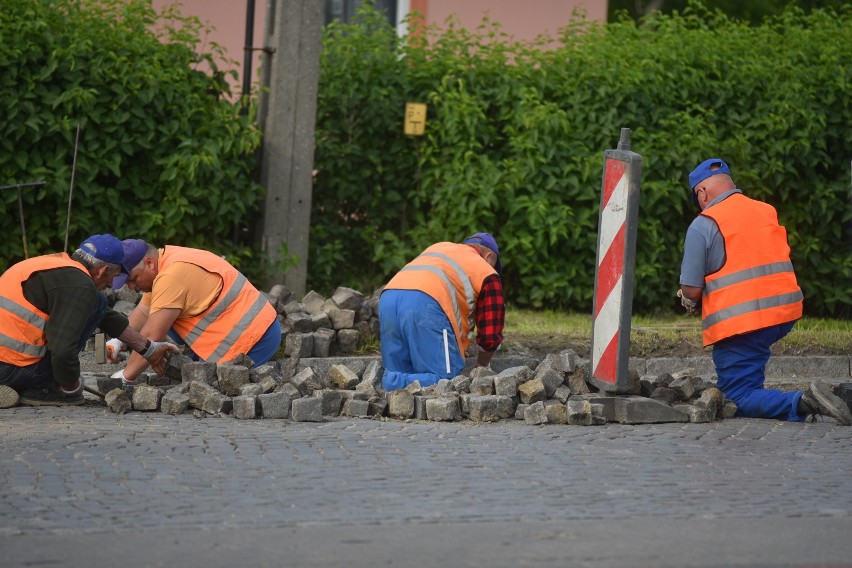 Naprawiają bruk na Święciechowskiej w Lesznie